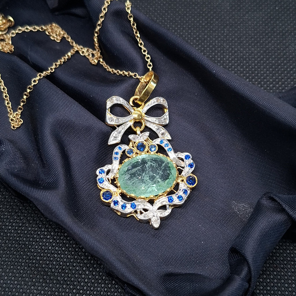 Ciondolo con collana in stile liberty