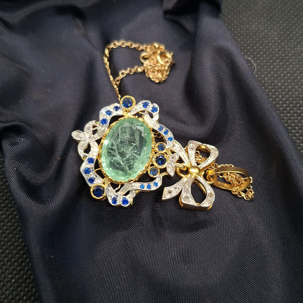 Ciondolo con collana in stile liberty