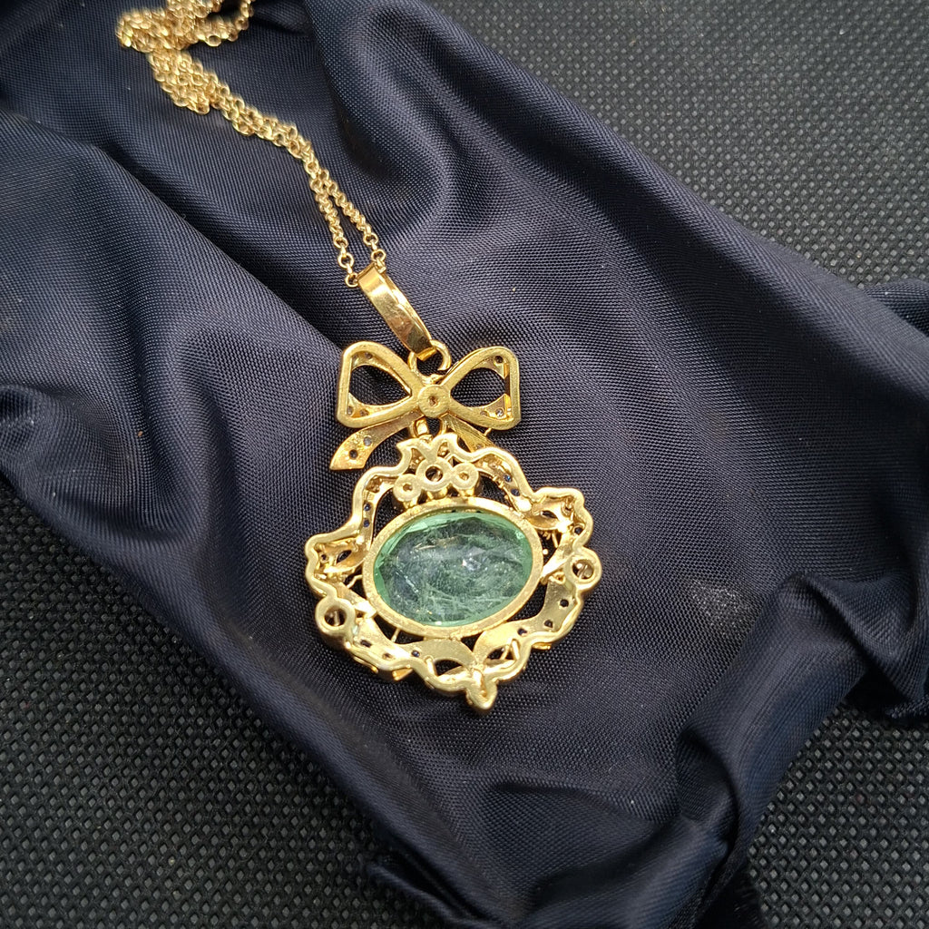 Ciondolo con collana in stile liberty