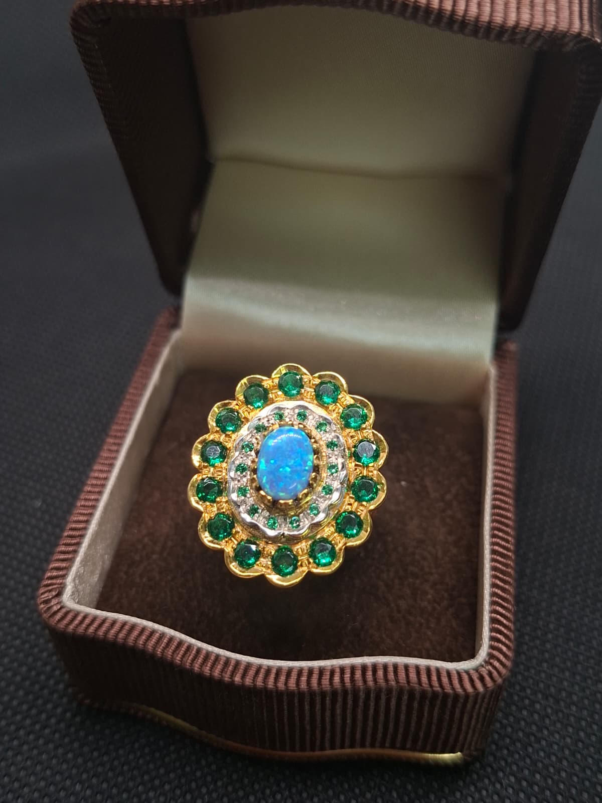 Anello stile vittoriano opale e smeraldi