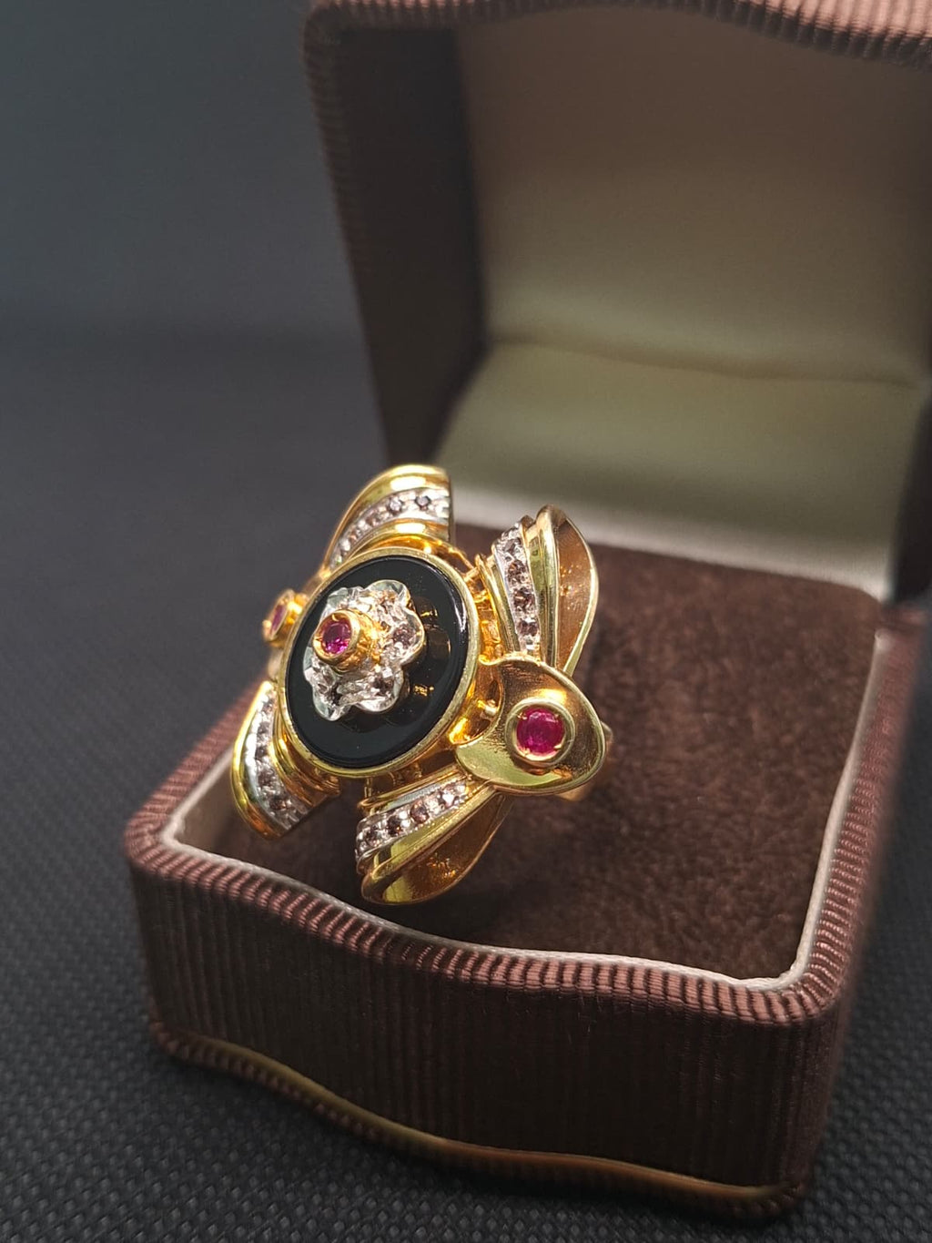 Anello oro e onice con rubini
