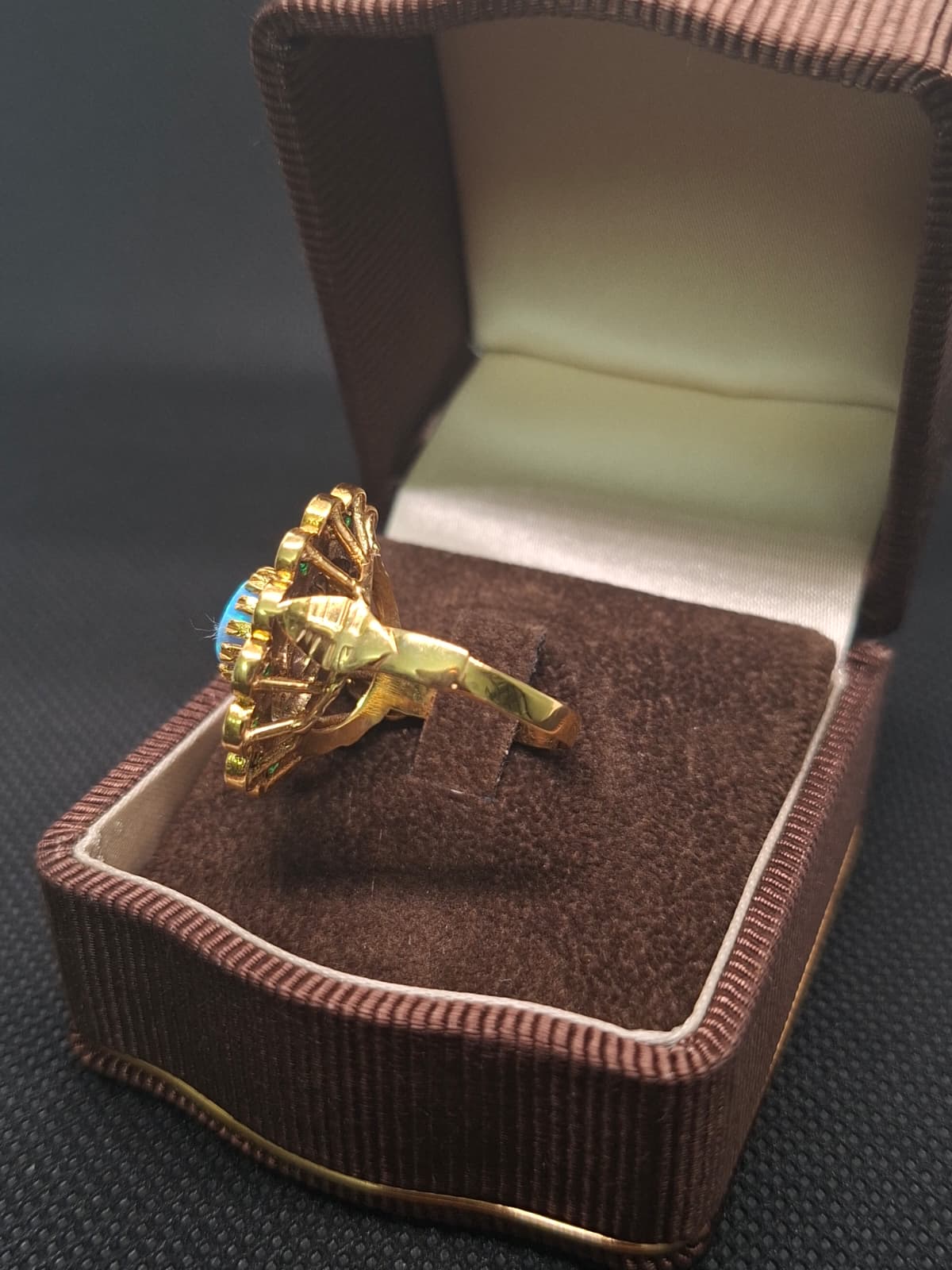 Anello stile vittoriano opale e smeraldi
